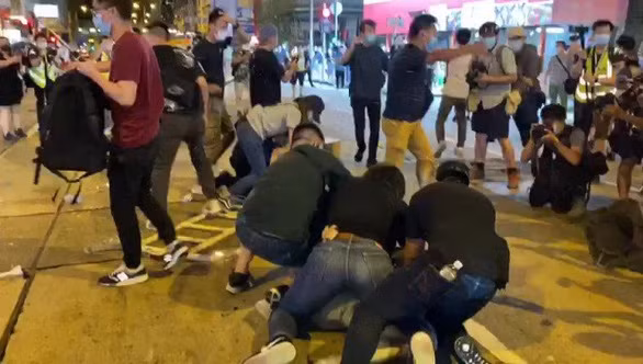 Cảnh sát chống bạo động Hong Kong trấn áp người biểu tình - Ảnh: SOUTH CHINA MORNING POST