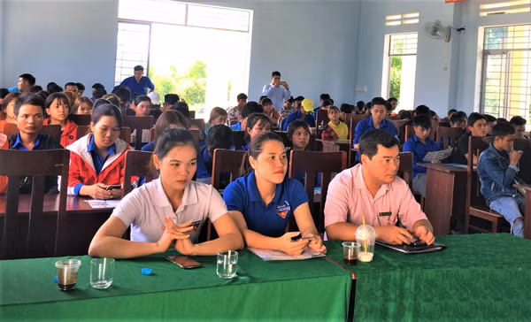 Thanh niên huyện Mang Yang tham gia buổi tư vấn, giới thiệu việc làm do Trung tâm Dịch vụ việc làm tỉnh tổ chức. Ảnh: Đ.Y