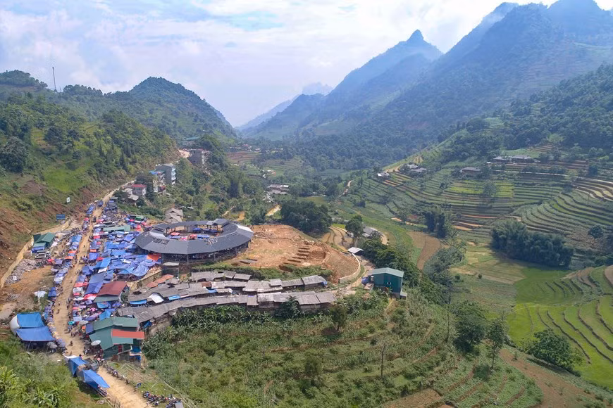 Khu chợ phiên Cán Cấu nằm trên cung đường nối huyện Bắc Hà với huyện biên giới Simacai. Tuy thuộc địa phận của huyện Simacai, nhưng nơi đây vẫn là một điểm đến không thể bỏ qua của du khách khi đi du lịch Bắc Hà. Khu chợ phiên Cán Cấu nằm trên cung đường nối huyện Bắc Hà với huyện biên giới Simacai. Tuy thuộc địa phận của huyện Simacai, nhưng nơi đây vẫn là một điểm đến không thể bỏ qua của du khách khi đi du lịch Bắc Hà.