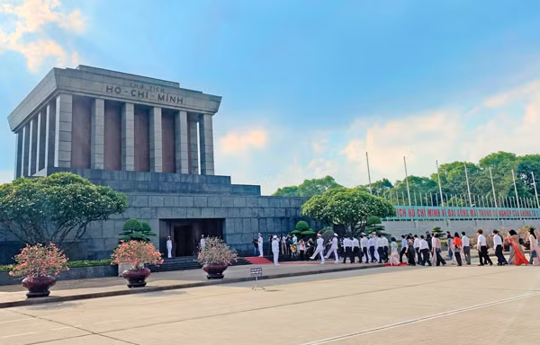 Đoàn đại biểu người làm báo vào thăm Lăng Chủ tịch Hồ Chí Minh nhân Hội nghị gặp mặt, tuyên dương người làm báo tiêu biểu toàn quốc. Ảnh: P.L