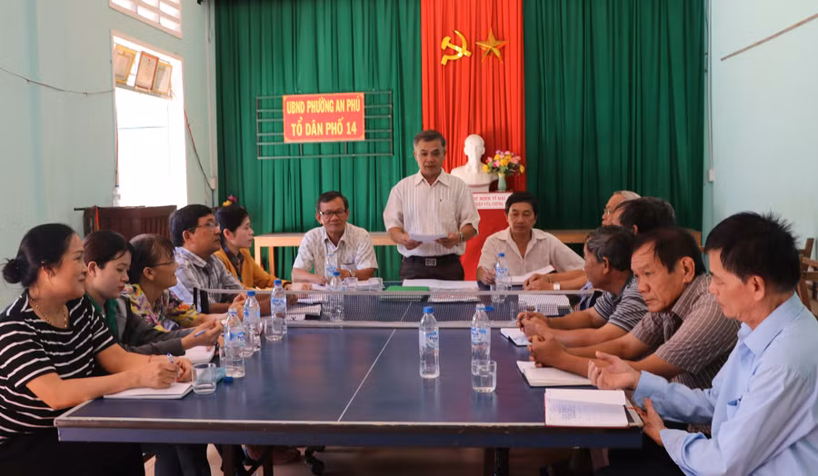 Đoàn công tác của Đảng ủy phường An Phú (thị xã An Khê) giám sát tại chi bộ tổ dân phố 14. Ảnh: A.P