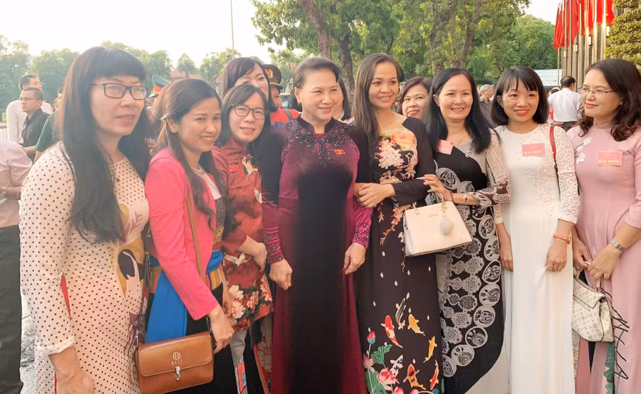 Chủ tịch Quốc hội Nguyễn Thị Kim Ngân (áo dài tím) trò chuyện cùng người làm báo tiêu biểu. Ảnh: Phương Linh