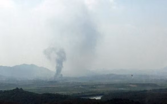 Quang cảnh vụ nổ văn phòng liên Triều - Ảnh: Yonhap