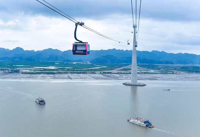 Đây là tuyến cáp treo 3 dây vượt biển với chiều dài 3.955 m, nối địa bàn 2 xã Đồng Bài và xã Phù Long thuộc huyện Cát Hải ẢNH SG