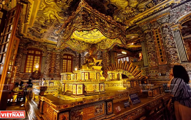 Cận cảnh một khoảng tường nội điện nổi bật với hàng nghìn chi tiết trang trí khảm sành sứ. (Ảnh: Thanh Hòa/Báo Ảnh Việt Nam)