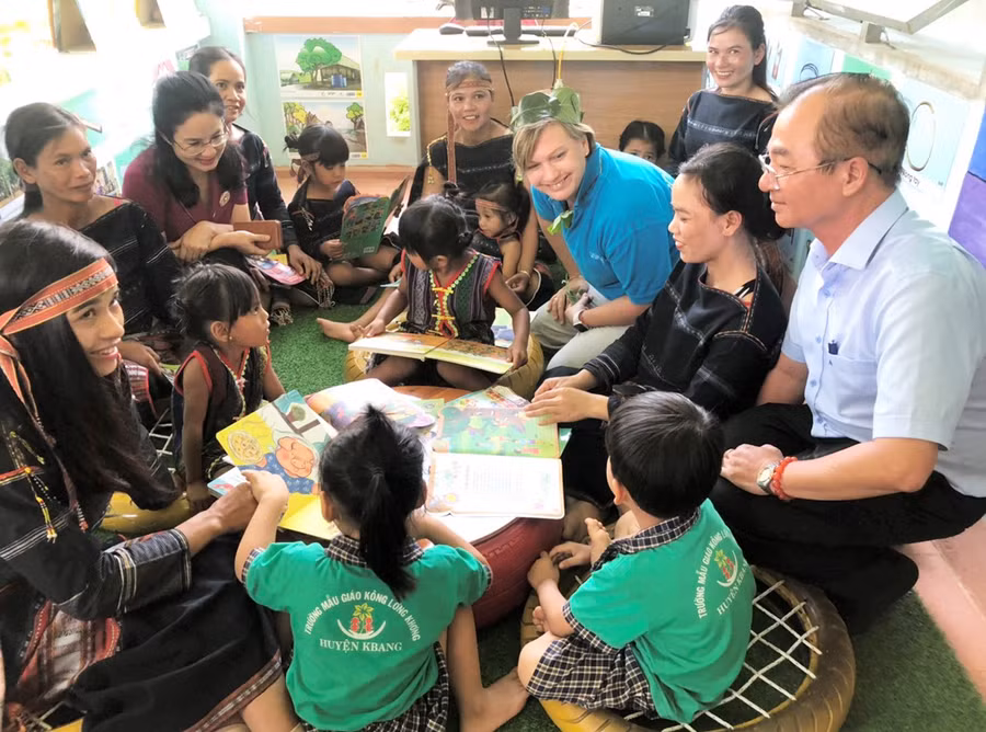 Bà Rana Jane Flowers-Trưởng đại diện UNICEF tại Việt Nam tham gia một giờ tự học của học sinh Trường Mầm non Kông Lơng Khơng (xã Kông Lơng Khơng, huyện Kbang) tại thư viện thân thiện. Ảnh: Đinh Yến