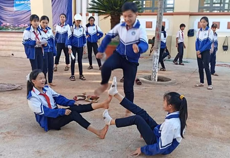 Các em chơi trò nhảy búp sen. Ảnh: Hà Phương
