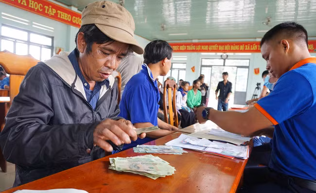 Nhờ nhận khoán quản lý, bảo vệ rừng, ông A Re nhận được 17 triệu đồng tiền DVMTR thông qua ngân hàng. Ảnh: P.V
