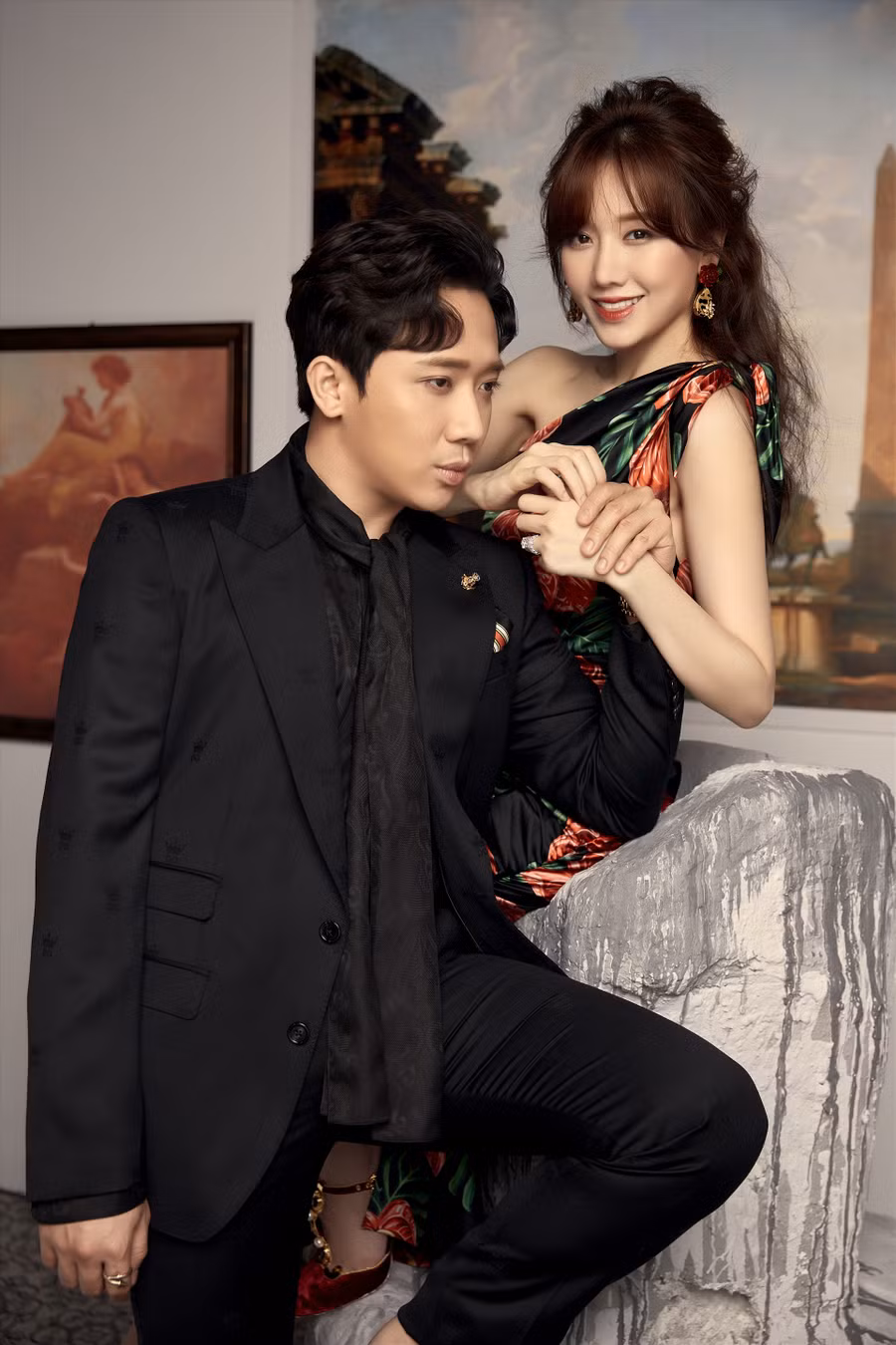 Để tạo sự đồng điệu với vợ, nam MC "Người ấy là ai" cũng lựa chọn diện 2 bộ vest tông đen, trắng. Phong cách trang phục anh lựa chọn mang đến sự nam tính, trẻ trung nhưng không kém phần lịch lãm. Theo ê-kíp chụp ảnh, cặp đôi không mất quá nhiều thời gian cho buổi chụp. Họ thoải mái, tự nhiên thể hiện các cảnh tình cảm trước ống kính. Để tạo sự đồng điệu với vợ, nam MC