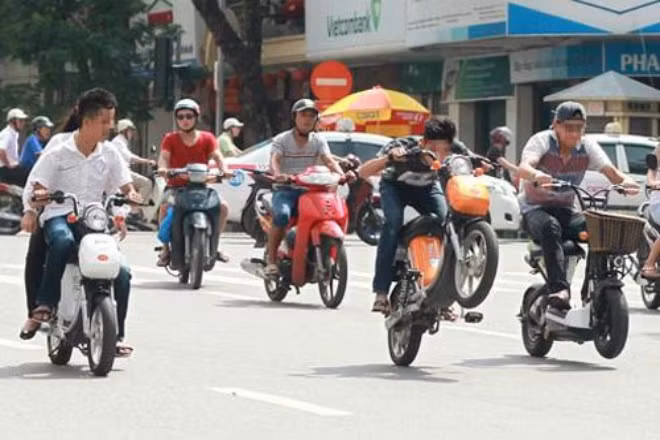 Học sinh đi xe đạp điện 
