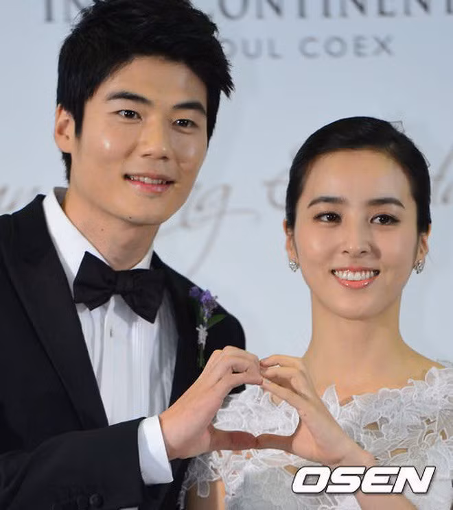 Han Hye Jin kết hôn với Ki Sung Yeung - cầu thủ bóng đá kém cô 8 tuổi - vào tháng 7.2013 và hạ sinh con gái đầu lòng vào tháng 9.2015. Hiện tại Han Hye Jin tạm dừng việc đóng phim để toàn tâm toàn ý chăm lo cho gia đình. Ảnh: Osen
