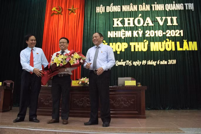  Ông Lê Đức Tiến (đứng giữa) Tân Phó Chủ tịch UBND tỉnh Quảng Trị