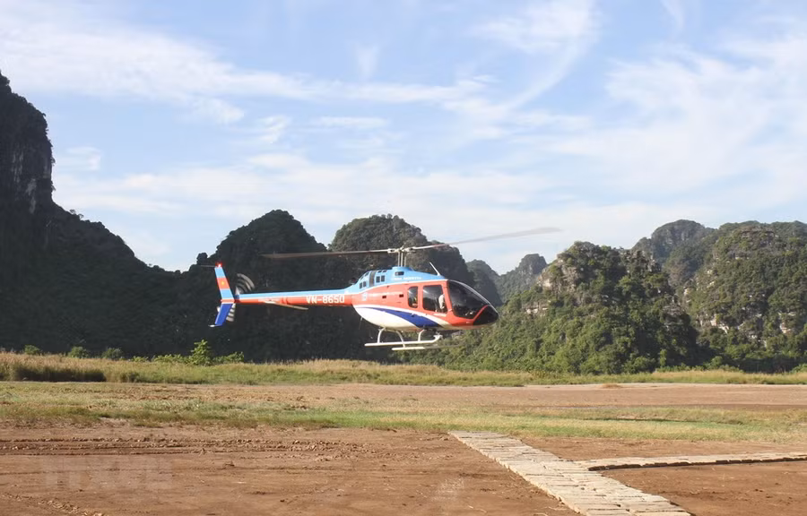 Máy bay xuất phát từ điểm Bến thuyền Tràng An, Khu du lịch sinh thái Tràng An. (Ảnh: Hải Yến/TTXVN)