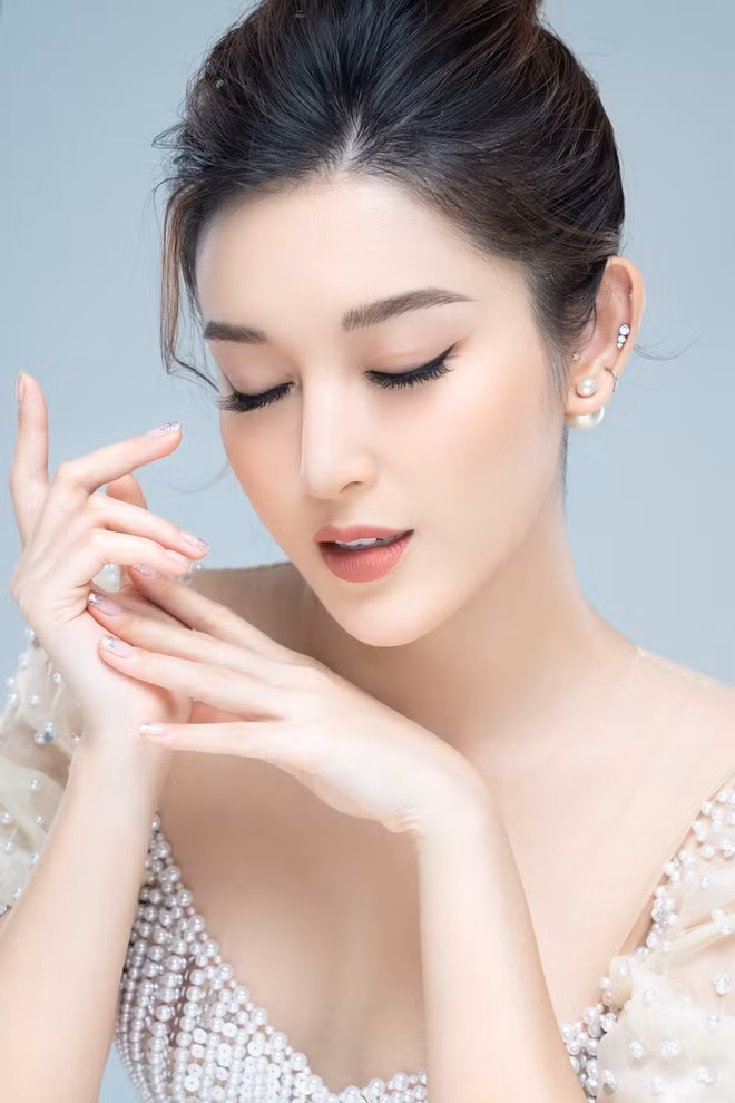 Huyền My bắt đầu sự nghiệp người mẫu cách đây 8 năm. Sở hữu gương mặt khả ái cùng nét đẹp dịu dàng, chân dài gốc Hà thành gây chú ý khi tham gia cuộc thi Hoa hậu Việt Nam 2014 và xuất sắc giành ngôi Á hậu ẢNH: NVCC