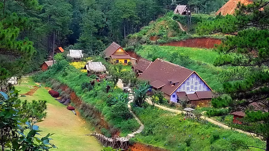 Khung cảnh mộc mạc ở làng Cù Lần. Ảnh: Holadi