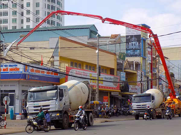 Các doanh nghiệp cần thực hiện đúng quy định pháp luật về đảm bảo an toàn cho người và phương tiện giao thông tại khu vực bán sản phẩm bê tông tươi cho các công trình xây dựng ở trung tâm đô thị. Ảnh: T.N