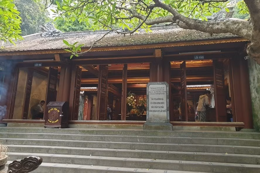 Đền Hùng với tấm bia đá khắc câu nói của Chủ tịch Hồ Chí Minh: “Các vua Hùng đã có công dựng nước, Bác cháu ta phải cùng nhau giữ lấy nước”.
