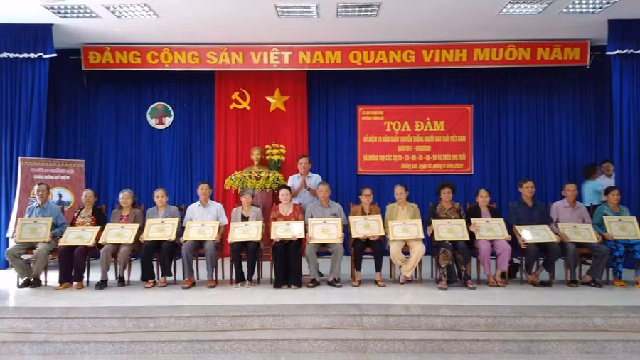 Ông Lê Thanh Tâm-Bí thư Đảng ủy phường Thắng Lợi chúc thọ cho các cụ. Ảnh: Hà Phương