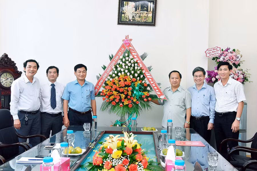 Phó Bí thư Tỉnh ủy Châu Ngọc Tuấn đến thăm và chúc mừng tập thể cán bộ, phóng viên, biên tập viên Báo Gia Lai. Ảnh: Đức Thụy