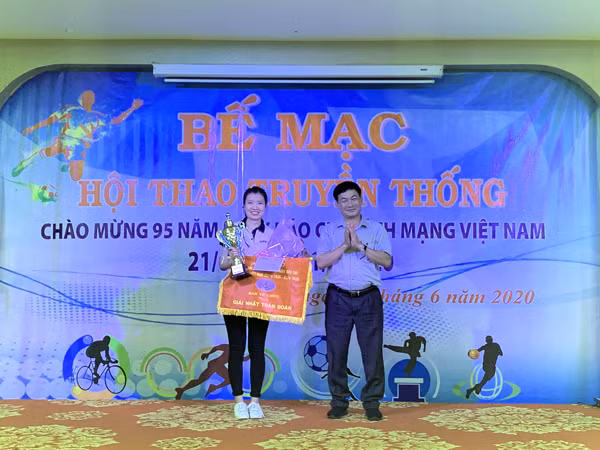 Tổng Biên tập Báo Gia Lai trao giải Nhất toàn đoàn cho đơn vị Ngân hàng BIDV chi nhánh Gia Lai. Ảnh: P.V