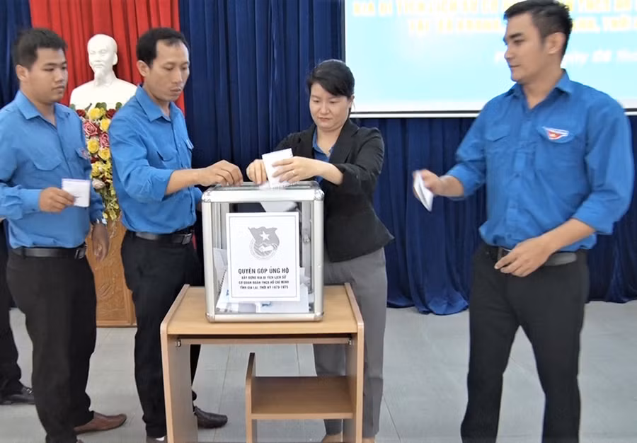 Cán bộ đoàn viên thanh niên Tỉnh đoàn Gia Lai tham gia đóng góp xây dựng bia tưởng niệm. Ảnh: H.Đ.T