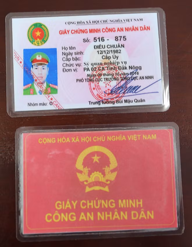 Giấy phép lái xe, Chứng minh CAND giả bị công an thu giữ - Ảnh: Phan Bá Giấy phép lái xe, Chứng minh CAND giả bị công an thu giữ - Ảnh: Phan Bá