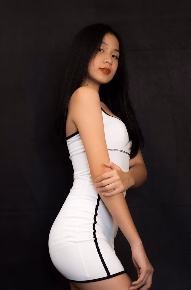 Con gái của nhạc sĩ Lưu Thiên Hương và nhạc sĩ phối Sơn Hải tên là Hà Lưu Vy Uyên (tên thân mật là Mimi). Ở tuổi 15, cô bé đã sở hữu chiều cao lý tưởng 1m64 cùng vóc dáng cân đối và gương mặt thanh tú. ẢNH: NVCC