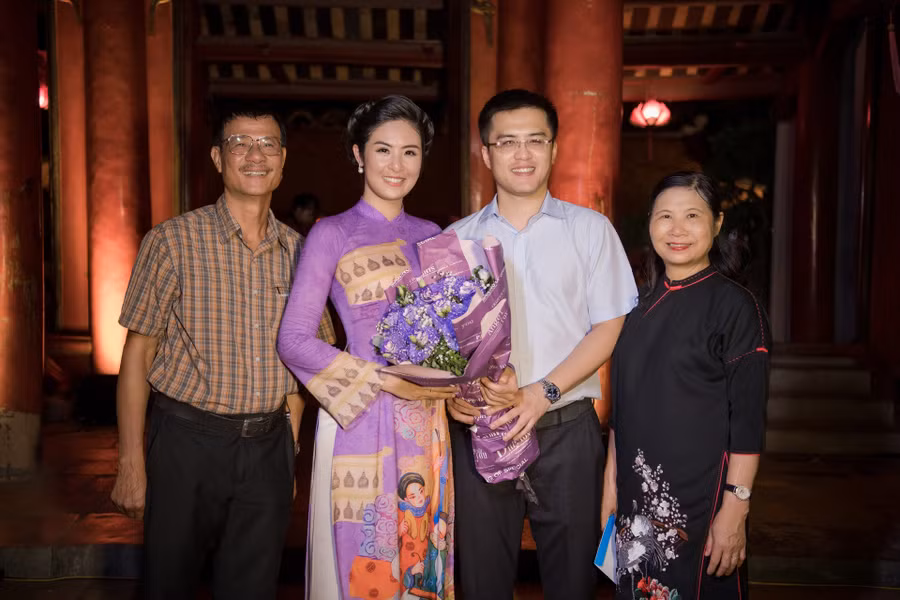 Ngọc Hân hạnh phúc khi được bố mẹ và chồng sắp cưới đến ủng hộ. Ảnh: Vũ Toàn.