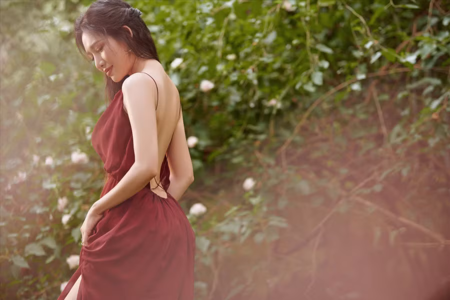 Trong tháng 9, cô sẽ tiếp tục nhận đóng phim mới do Trương Dũng làm đạo diễn. “Trước đây tôi toàn được mời vào vai hiền lành, cam chịu. Vai diễn sắp tới sẽ khác hoàn toàn. Tôi được ăn mặc đẹp hơn, thời trang hơn nhưng vẫn có chiều sâu trong tâm lý nhân vật. Tôi luôn tìm những kiểu nhân vật vừa được khán giả thương vừa ghét, có ý kiến trái chiều mới được mọi người nhớ lâu“, Văn Phượng nói. Ảnh: NSCC