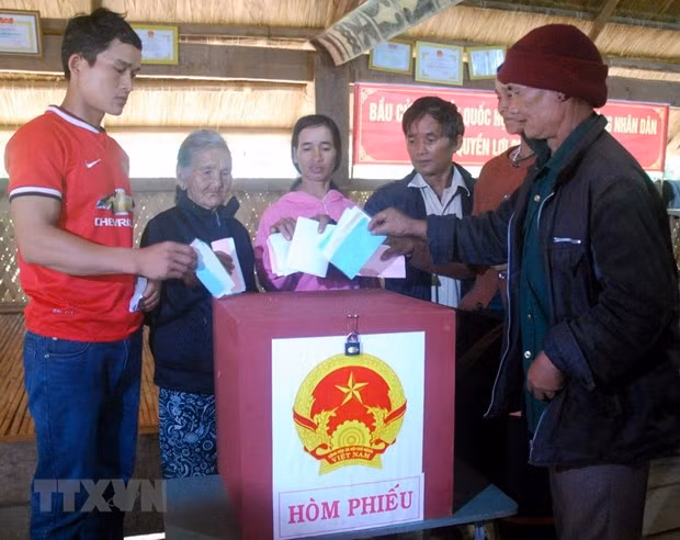  Cử tri bỏ phiếu bầu đại biểu Quốc hội. (Nguồn: TTXVN)