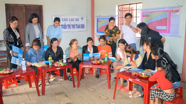 Ban Quản lý Dự án phát triển trẻ thơ toàn diện tỉnh tuyên truyền phương pháp nuôi dạy con tại xã Sơn Lang (huyện Kbang). Ảnh: Đ.Y