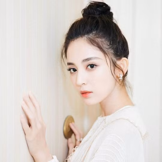 Giống như Địch Lệ Nhiệt Ba, Cổ Lực Na Trát cũng là mỹ nhân Tân Cương có đôi mắt biết nói - Ảnh: Sohu Giống như Địch Lệ Nhiệt Ba, Cổ Lực Na Trát cũng là mỹ nhân Tân Cương có đôi mắt biết nói - Ảnh: Sohu
