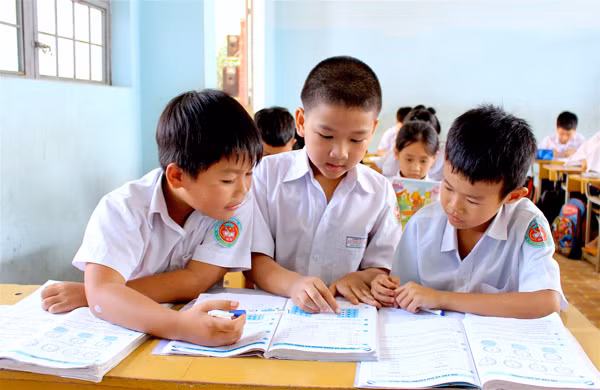 Em Ngô Hải Long (ở giữa; lớp 2/1, Trường Tiểu học Lương Thạnh, TP. Pleiku) thường xuyên giúp đỡ các bạn trong học tập. Ảnh: M.T 