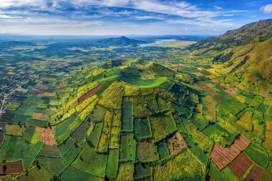 Miền bazan Tây Nguyên hội tụ vẻ đẹp hùng vĩ như Tây Bắc, êm đềm của vùng đồng bằng thôn quê và cả những lãng mạn theo chất riêng. Miền bazan Tây Nguyên hội tụ vẻ đẹp hùng vĩ như Tây Bắc, êm đềm của vùng đồng bằng thôn quê và cả những lãng mạn theo chất riêng.
