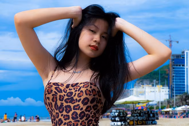 Trước đó, nhạc sĩ Lưu Thiên Hương còn chia sẻ những hình ảnh con gái diện bikini tạo dáng trên bãi biển. Được biết, những khoảnh khắc này do chính Lưu Thiên Hương thực hiện trong chuyến du lịch với gia đình. Phong cách tạo dáng chuyên nghiệp cùng gương mặt khả ái của con gái nữ nhạc sĩ lập tức 