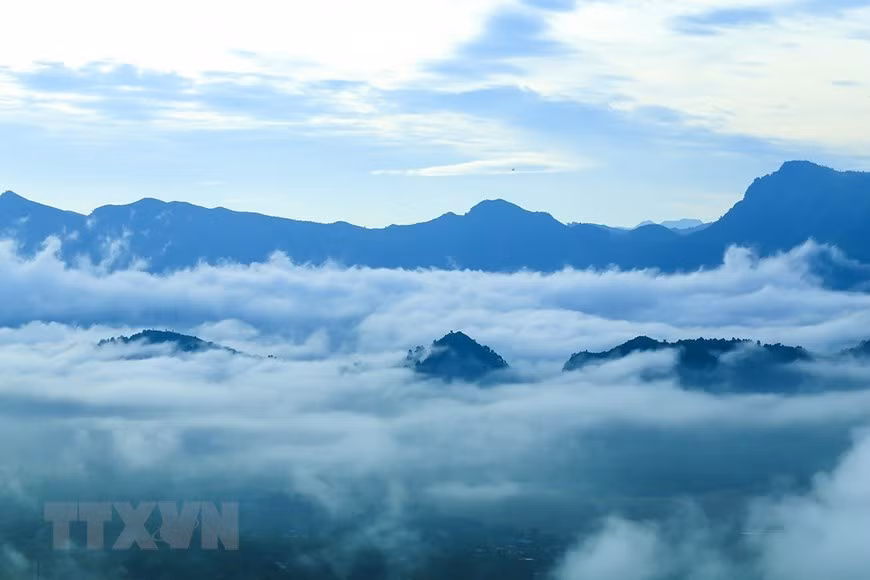 Lên Tây Bắc du khách sẽ được ngắm nhìn những biển mây mờ ảo. (Ảnh: Phan Tuấn Anh/TTXVN) Lên Tây Bắc du khách sẽ được ngắm nhìn những biển mây mờ ảo. (Ảnh: Phan Tuấn Anh/TTXVN)