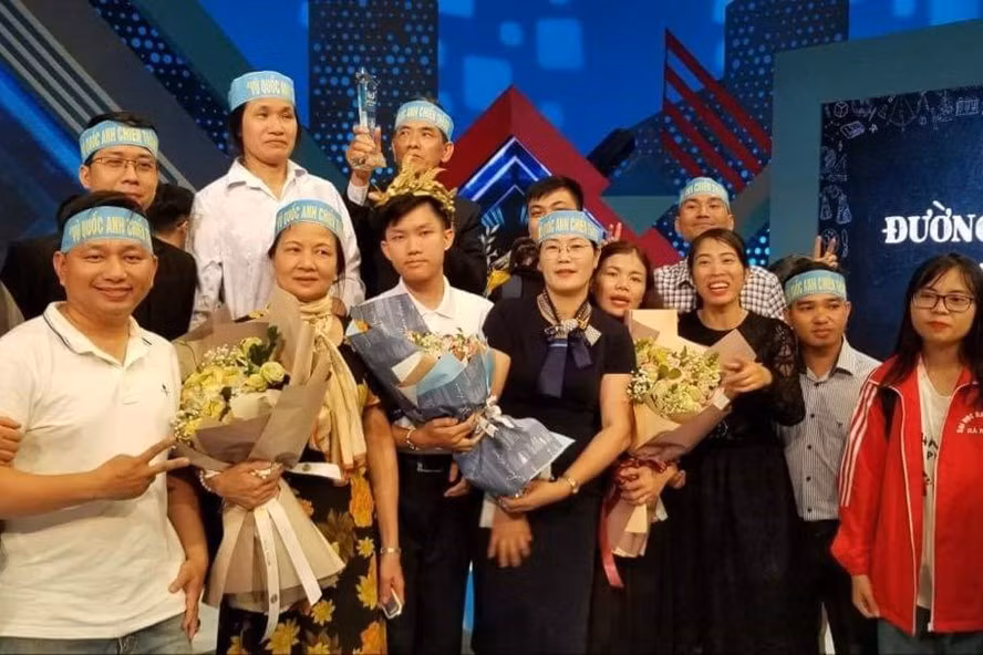Người thân chia sẻ chiến thắng cùng Vũ Quốc Anh trong lần dự thi Olympia. Ảnh: NVCC