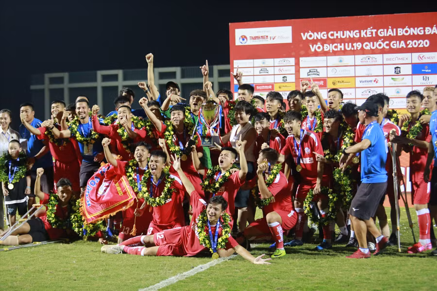  U19 PVF cùng cúp vô địch U19 Quốc gia 2020. Ảnh: Đức Anh