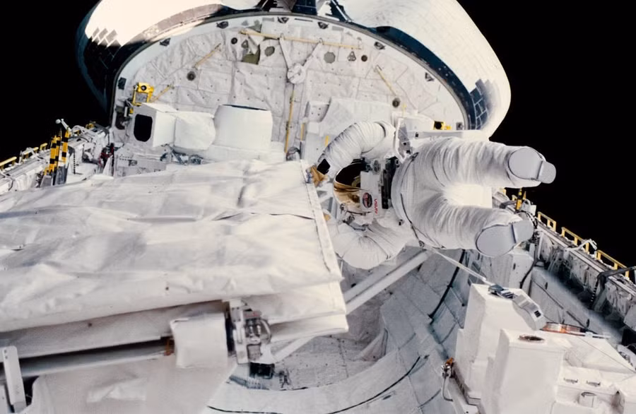 Tiến sĩ Sullivan trong chuyến đi bộ từ tàu con thoi Challenger năm 1984. Ảnh: NASA