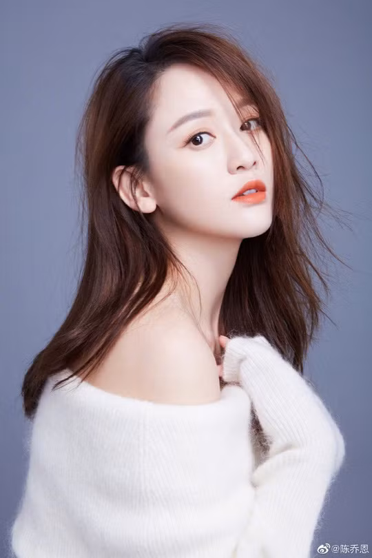 Trần Kiều Ân khiến lòng người say đắm khi sở hữu đôi mắt to tròn, trong vắt như thiếu nữ đôi mươi - Ảnh: Internet Trần Kiều Ân khiến lòng người say đắm khi sở hữu đôi mắt to tròn, trong vắt như thiếu nữ đôi mươi - Ảnh: Internet