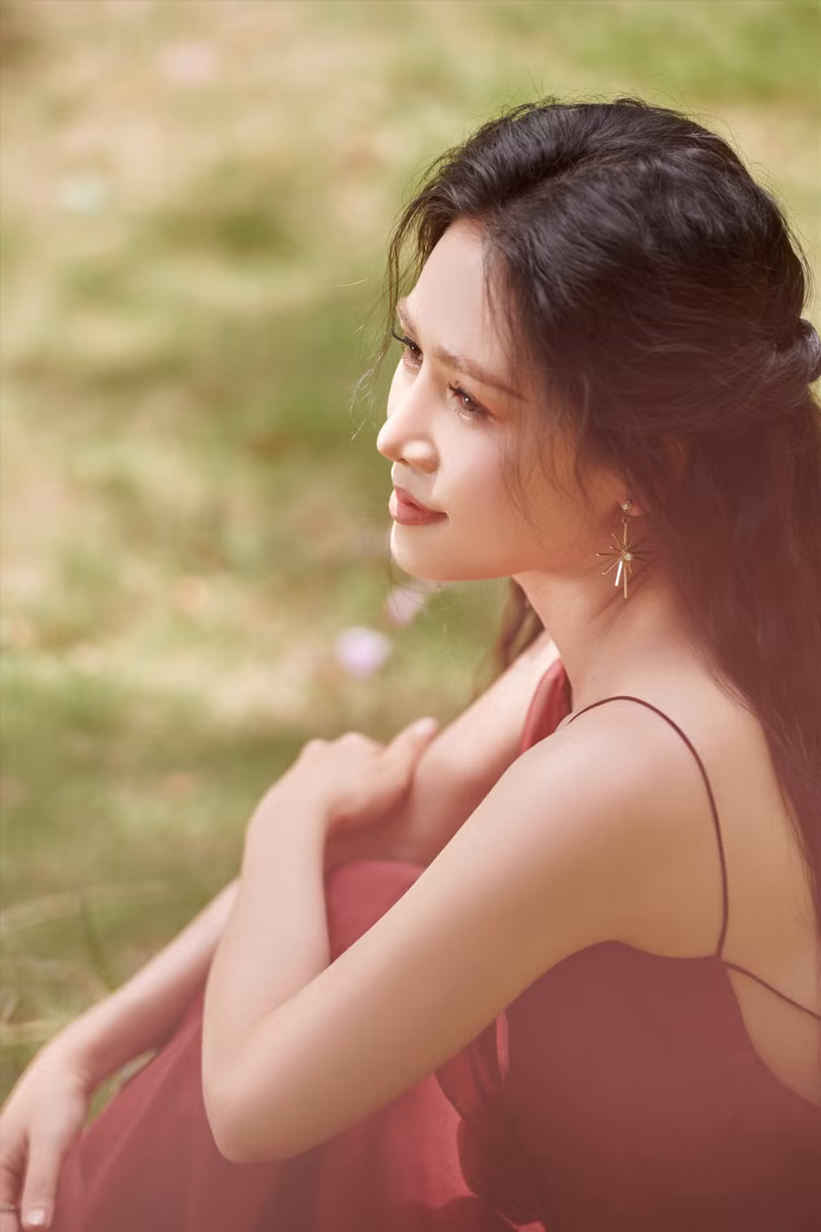 Hướng đến hình ảnh mới mẻ, quyến rũ, Văn Phượng thực hiện shoot hình mang concept đặc biệt. Lần đầu tiên, diễn viên mặc váy gợi cảm. “Các bộ váy hở nhưng không quá táo bạo khiến tôi tự tin tạo dáng“, Văn Phượng nói. Ảnh: NSCC