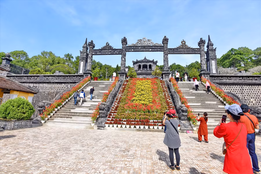 Tam quan dẫn lối lên sân chầu Ứng Lăng. Ảnh: Thái Hoàng