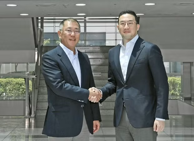 Phó Chủ tịch điều hành Hyundai Motor Chung Euisun (trái) và Chủ tịch công ty LG Group Koo Gwang-mo. (Nguồn: koreaherald)