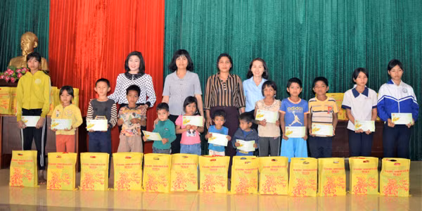 Sở Lao động-Thương binh và Xã hội tặng quà cho trẻ em nghèo, đối tượng bảo trợ xã hội xã Ia Pnôn, huyện Đức Cơ. Ảnh: Đ.Y