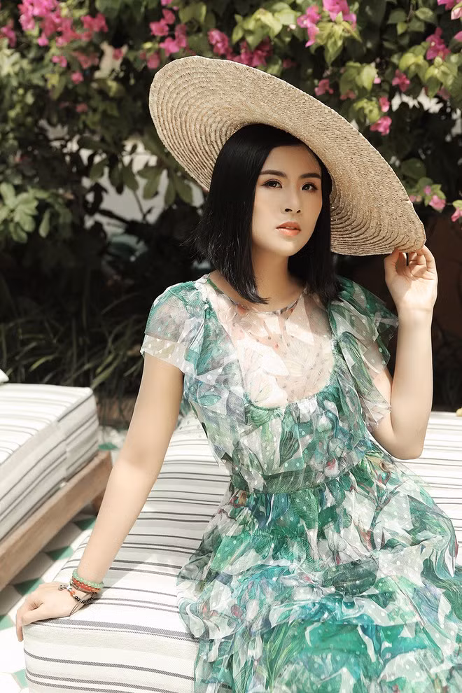 Mái tóc ngắn của hoa hậu đất Hà thành càng khiến cho những bộ đầm họa tiết của nhà thiết kế thêm trẻ trung