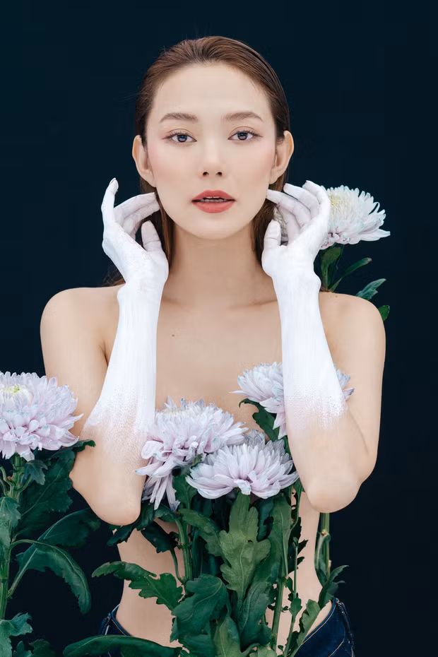 Minh Hằng sử dụng hoa tươi tạo điểm nhấn cho bức ảnh.