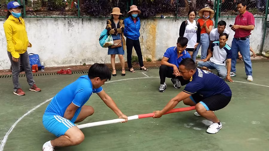 Nội dung thi đấu môn đẩy gậy diễn ra rất kịch tính. Ảnh: Hà Phương