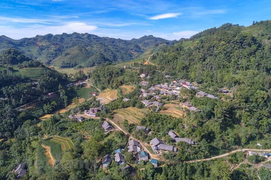 Bản làng của người dân tộc thiểu số nơi đây thường nằm sâu trong núi. Tuy nhiên, thời gian gần đây, hệ thống đường liên thôn, liên xã đã phát triển, mang điện và văn minh tới với bản làng đồng thời thu hút khách du lịch tới khám phá những nét văn hóa của địa phương. Bản làng của người dân tộc thiểu số nơi đây thường nằm sâu trong núi. Tuy nhiên, thời gian gần đây, hệ thống đường liên thôn, liên xã đã phát triển, mang điện và văn minh tới với bản làng đồng thời thu hút khách du lịch tới khám phá những nét văn hóa của địa phương.