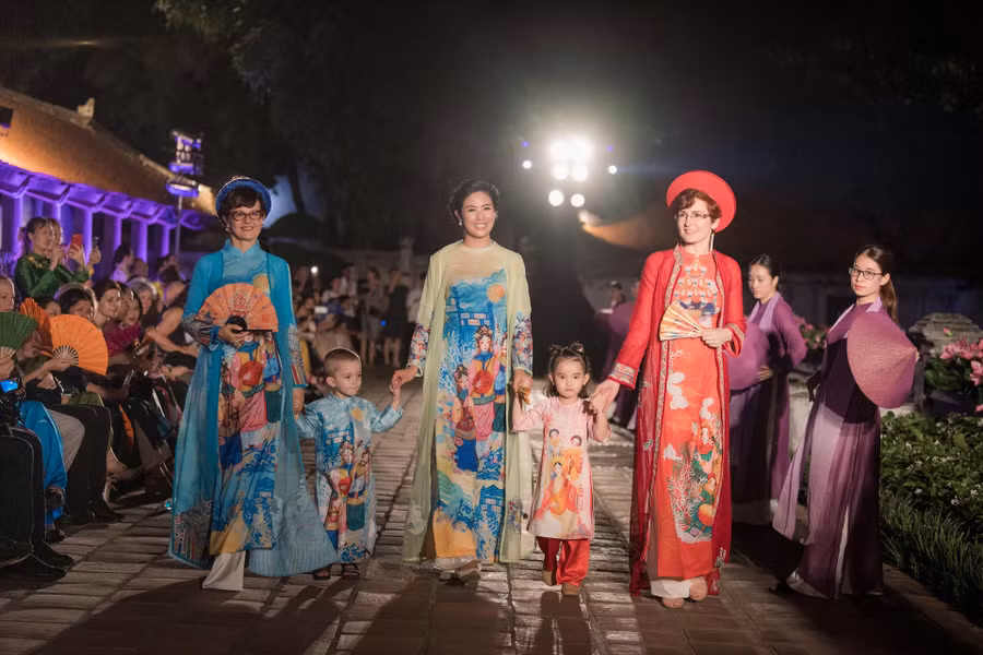 Cả hai bày tỏ sự thích thú khi lần đầu trình diễn áo dài trong không gian Văn Miếu Quốc Tử Giám. Ảnh: Vũ Toàn.