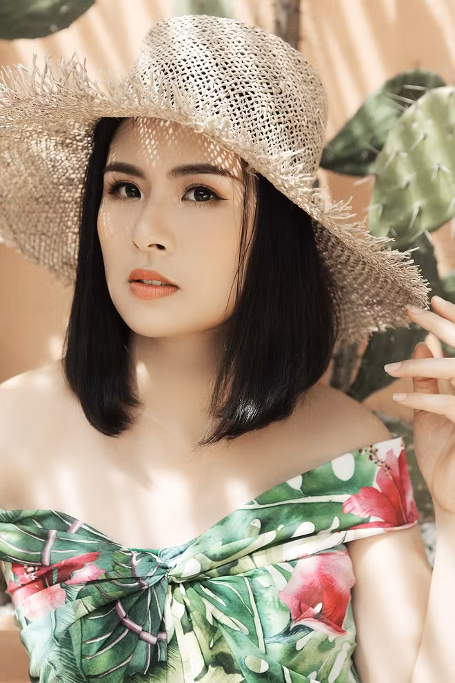 Ngọc Hân và Hà Duy vốn là bạn thân gần 15 năm. Từ khi Ngọc Hân chưa đăng quang Hoa hậu Việt Nam 2010, cả hai đã chơi với nhau trong một nhóm bạn thân tại Hà Nội